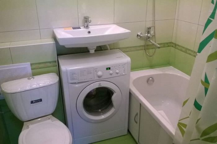 Chiuvetă îngustă pentru mașină de spălat în baie