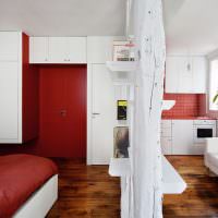 Apartament studio roșu și alb