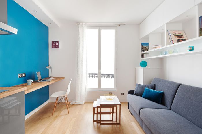 Blå væg i moderne stue design