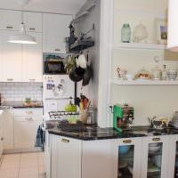 Dekoration af et smalt arbejdsområde i køkken-stuen