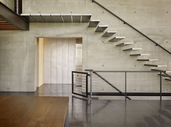 Šedé betonové schodiště v průmyslovém interiéru
