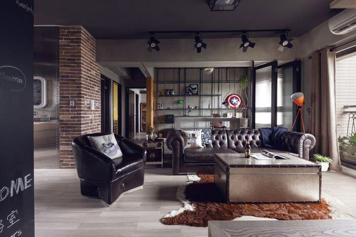 Kožený nábytek v interiéru obývacího pokoje v industriálním stylu