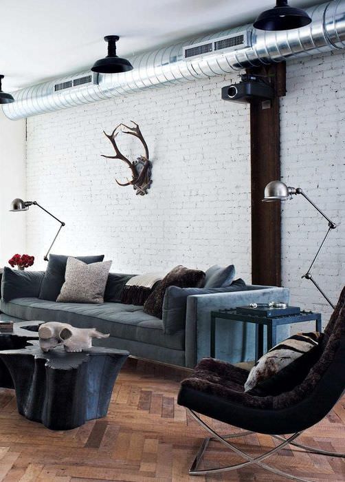 Moderní projektor na stěnu obývacího pokoje ve stylu podkroví