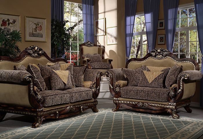 Luxuriöse Sessel im Inneren eines klassischen Wohnzimmers