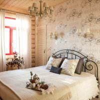 Schlafzimmer mit schmiedeeisernem Bett im rustikalen Stil