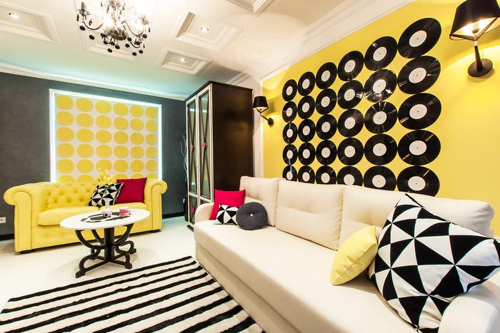 Винилови плочи на жълтата стена на хола в стил поп арт