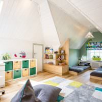 Gestaltung eines Kinderzimmers auf dem Dachboden für zwei Söhne