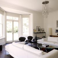 Weiße Sofas in einem hellen Wohnzimmer