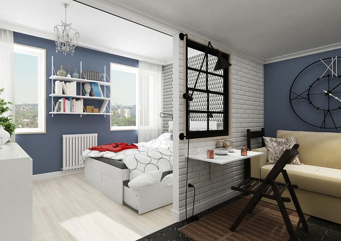 Innvendig skillevegg med vindu i det indre av en liten leilighet