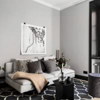 Maling over sofaen i en ett-roms leilighet