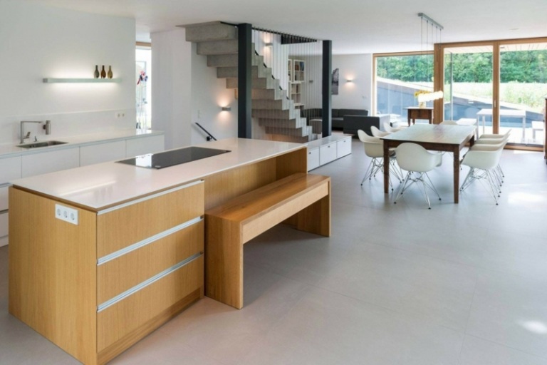 interiør lavet af træ og beton køkkenø lys bænk grå gulv