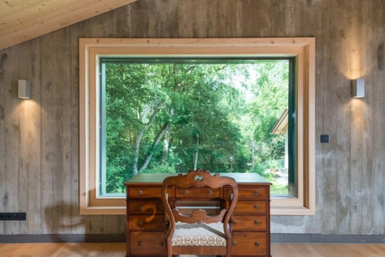 indvendigt træbeton vinduesprofiler stort antikt skrivebord vægimiteret træ