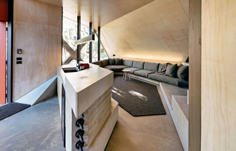 stue moderne grå sofa tæppe træ væg loft interiør