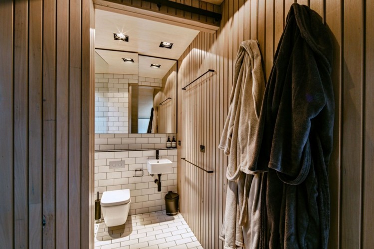 badeværelse træ vægbeklædning fliser interiør badekåbe spejl