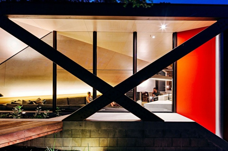 udendørs design træbjælker rødt vindue bungalow beton