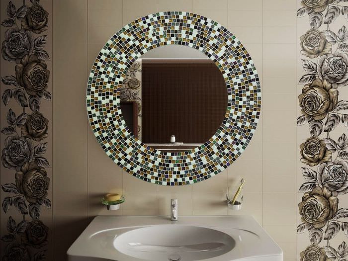 مرآة بإطار من الفسيفساء في الحمام