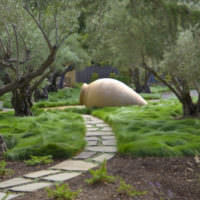 Γιγαντιαίος αμφορέας στο σχεδιασμό του κήπου