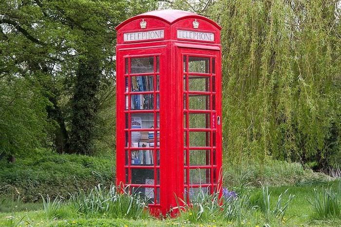 Αγγλικά τηλεφωνικά περίπτερα με κόκκινο χρώμα σε τοπίο