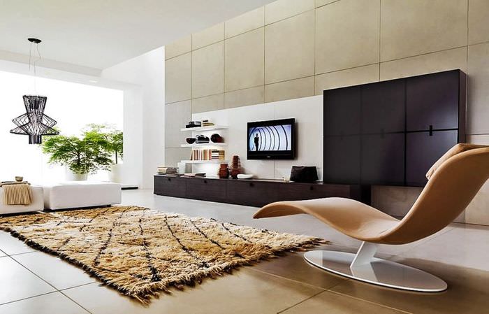 كرسي بذراعين حديث بأشكال متدفقة في غرفة معيشة بأسلوب عالي التقنية