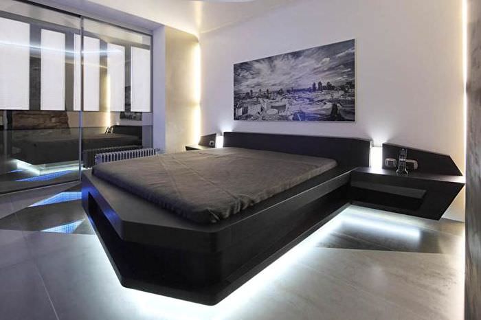 חדר שינה בהייטק עם מיטה שחורה