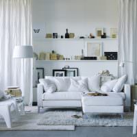 Valkoiset pehmustetut huonekalut skandinaaviseen tyyliin