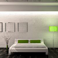 Зелени възглавници на бяло легло
