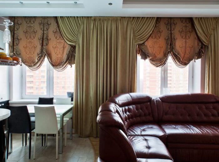 Talianske záclony z hustého materiálu v obývačke mestského bytu
