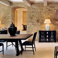Čierny nábytok v obývačke s kamenným obkladom