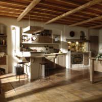 Drevená podlaha v kuchyni talianskeho domu
