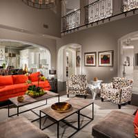Červený nábytok v sivej obývačke