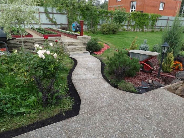 ett exempel på användningen av vackra trädgårdsvägar i landskapsdesign