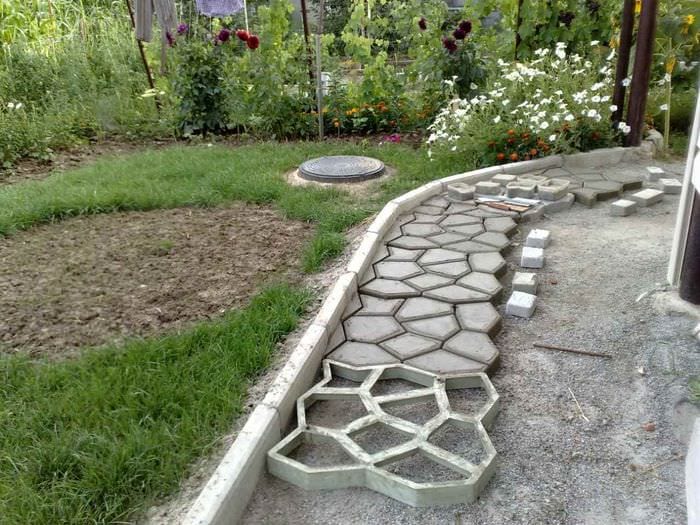 alternativ för användning av ljusa trädgårdsvägar i utformningen av gården