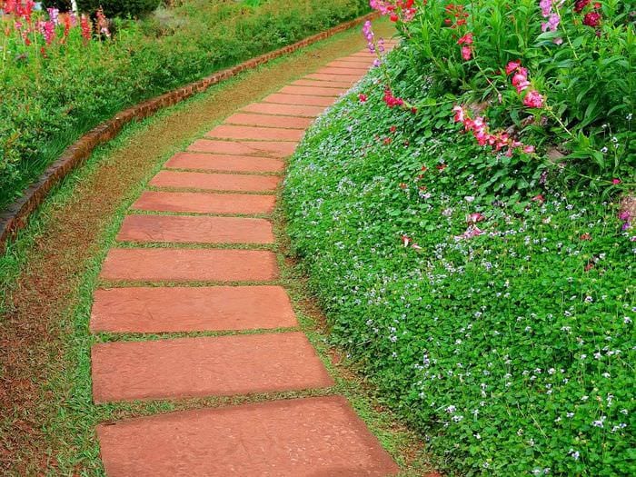 alternativet att använda ljusa trädgårdsvägar i utformningen av gården