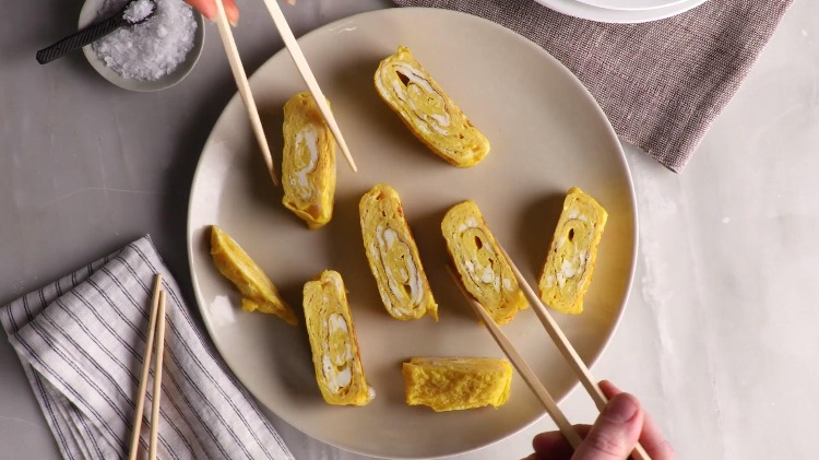 Valset japansk omelet Dashimaki Tamago Forbered rullede æglag