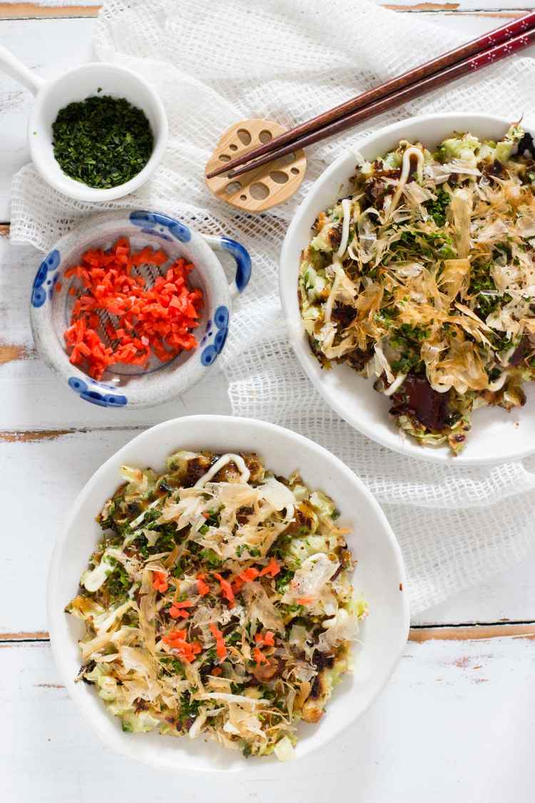 japansk æggekage med kål svinekød okonomiyaki tenkasu bonito flager