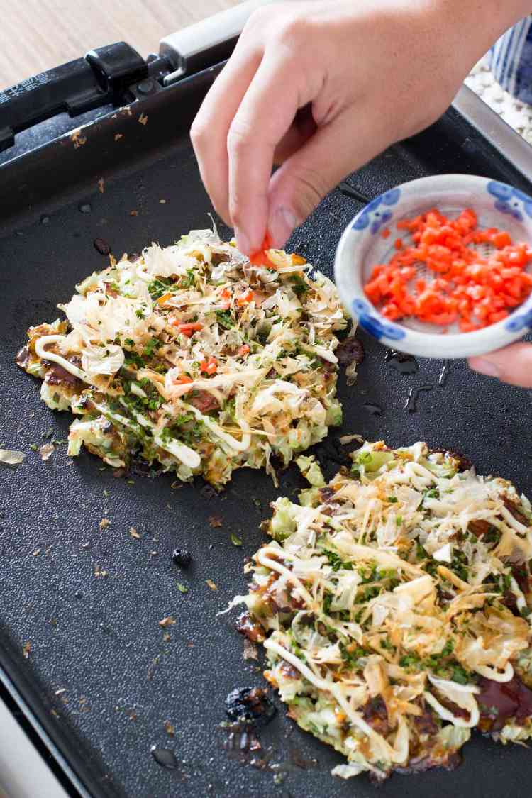 japansk æggekage med kål okonomiyaki schnweineflesich tang dashi bouillon