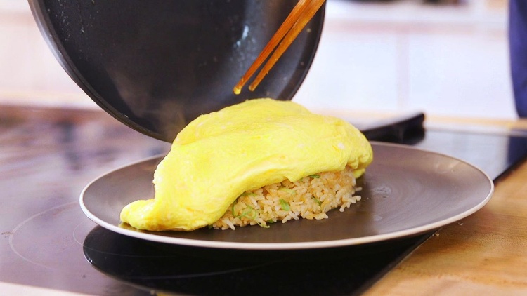 japansk omelet ris opskrift omurice forberede grøntsager kylling