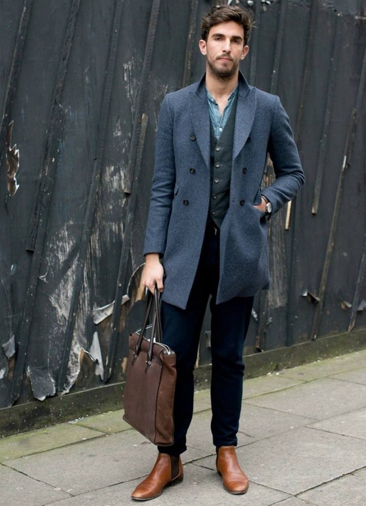 jeans støvler kombination mænd outfit oxford sko elegant look brun frakke grå læder taske chelsea boots vest denim skjorte