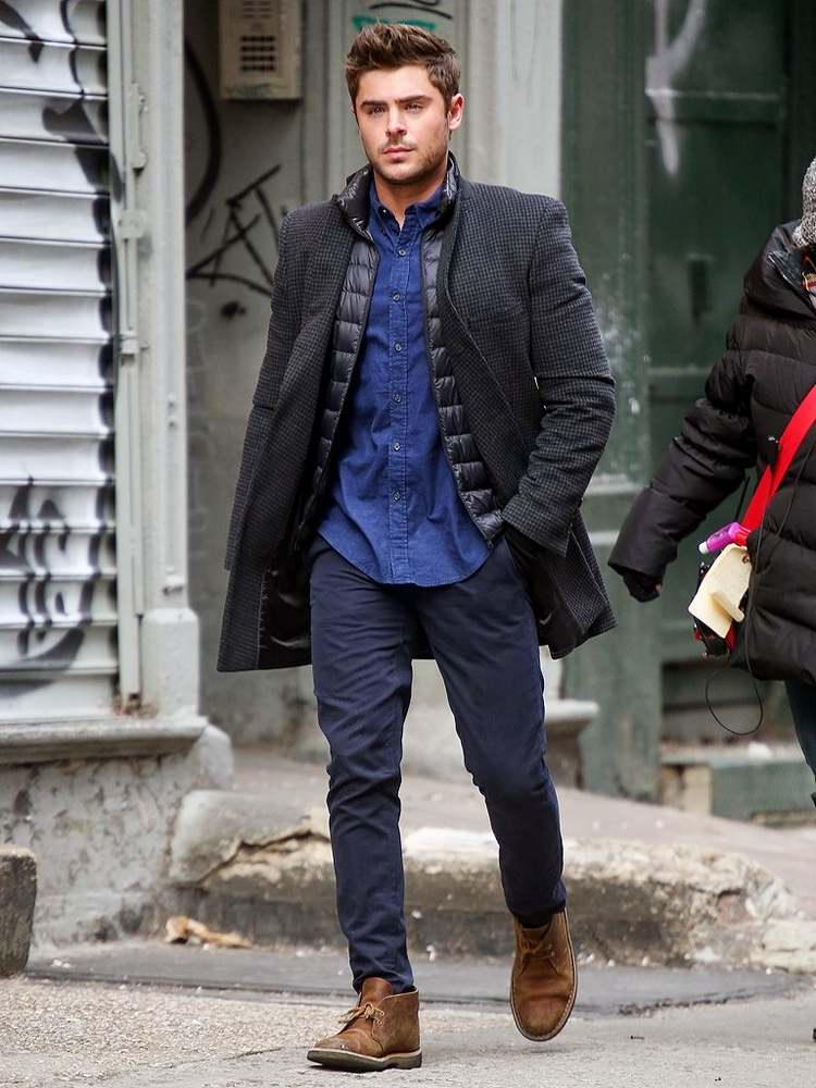 jeans støvler kombinerer mænd outfit oxford sko elegant look beige frakke ørkenstøvler zac efron