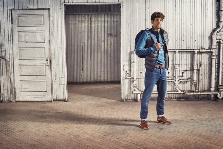 jeans støvler kombinerer mænd outfit oxford sko elegant look brun glat læder gammelt værelse quiltet vest jeans bukser