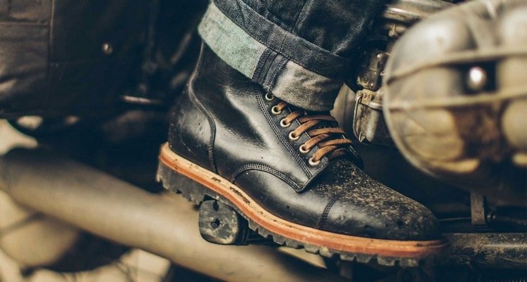 jeans støvler kombinerer mænd outfit arbejdssko rustikt look brun sort afslappet stil motorcykel