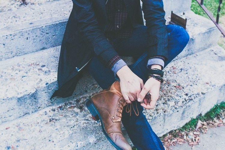 jeans støvler kombinerer mænd outfit oxford sko elegant look brun afslappet stil snøresko sidder trapper