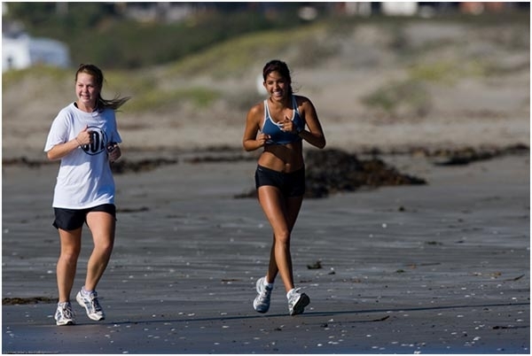 jogging sammen piger forbrænder fedt smil føler sig i form