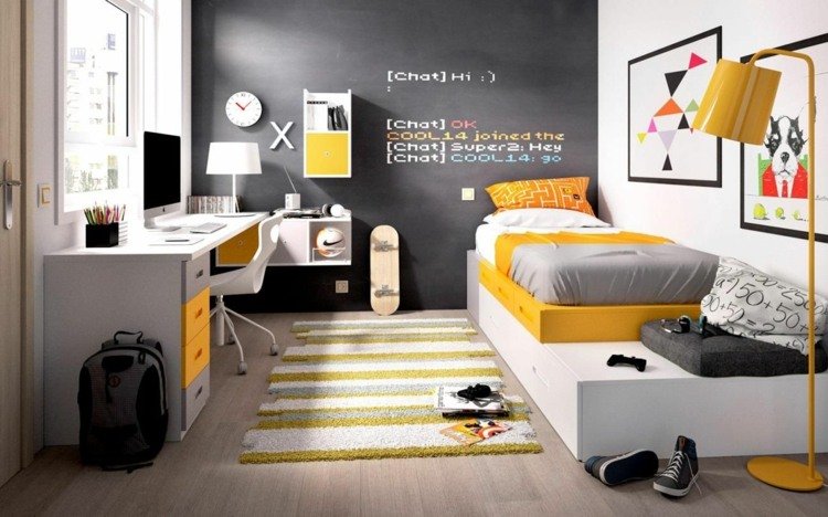 Drengeværelse i hvidt, gult og sort med seng og skrivebord