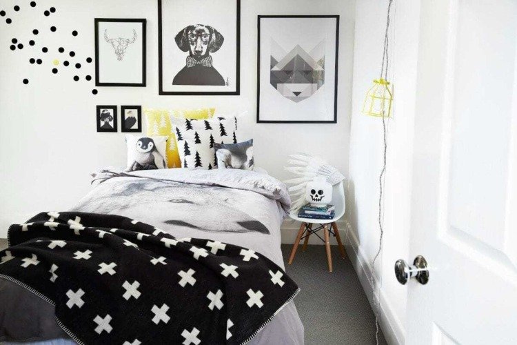 Skandinavisk interiør i sort og hvid med billeder på væggen