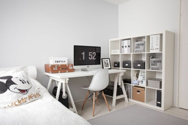 Ikea interiør i skandinavisk stil med skrivebord og hylde