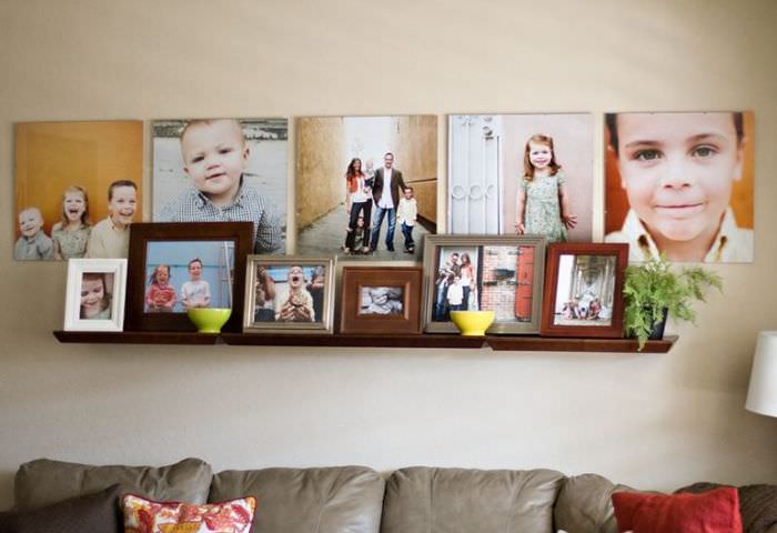 رف به صور عائلية على حائط غرفة المعيشة
