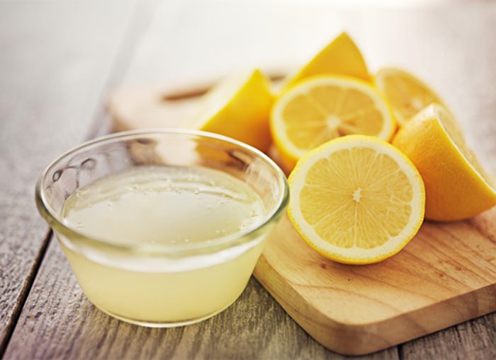 Čištění chladničky citronovou šťávou.