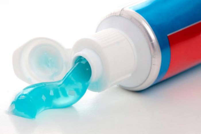 Zubní pasta na mytí lednice.