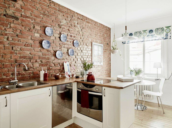 Interiér kuchyně v domě s cihlovými zdmi